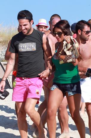 Lionel Messi con la fidanzata Antonella e il compagno di squadra Cesc Fabregas con la famiglia, sorpresi in vacanza alle Baleari. (Olycom) 